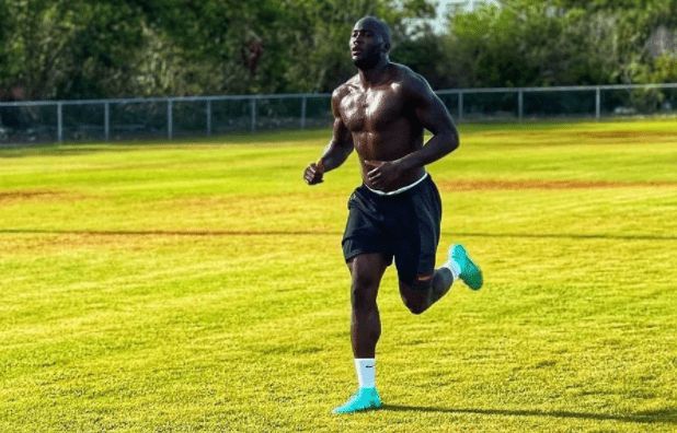 罗梅卢·卢卡库 卢卡库迎着烈日训练，6块腹肌闪闪发亮，张康阳7亿交易赚了