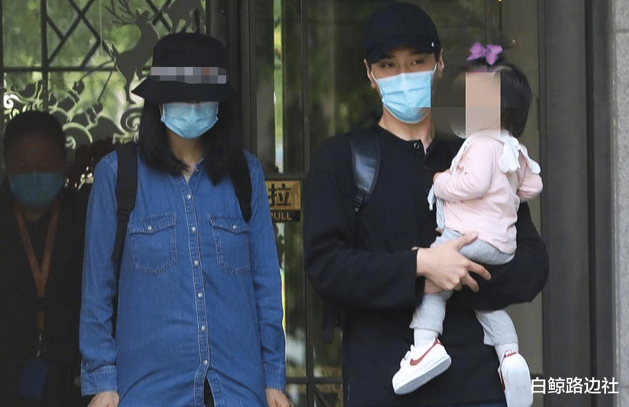 李子柒|42岁高圆圆怀二胎？手拿单子现身妇儿医院，衣着宽松下台阶被搀扶