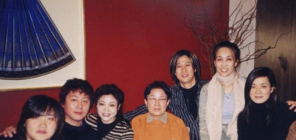 毛阿敏|毛阿敏：两度从巅峰时跌落，40岁嫁给富豪丈夫，43岁高龄生二胎