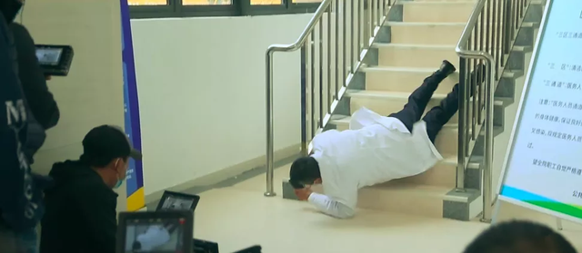 我放弃了|《中国医生》张涵予为拍戏多次摔下楼梯，这才是真正的演员