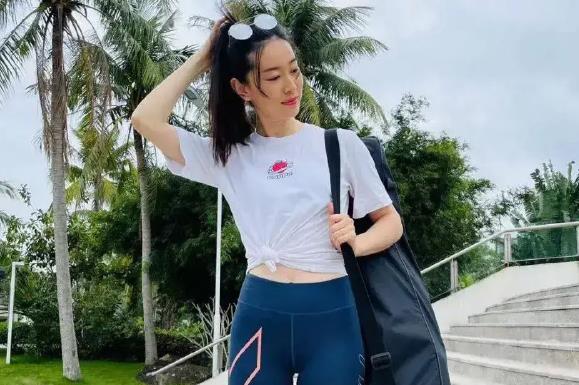 孙一文|孙一文好美！罕见抹胸长裙亮相，首次走T台太飒，吸金不输杨倩