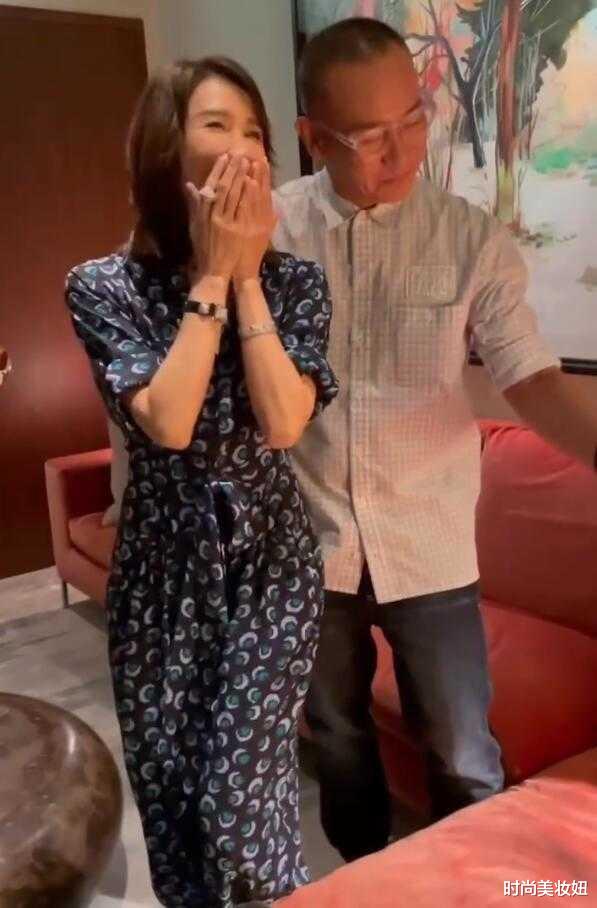 时尚美妆妞|黎姿退圈后罕见露面，穿印花连体裤状态惊艳，哪像70后的人