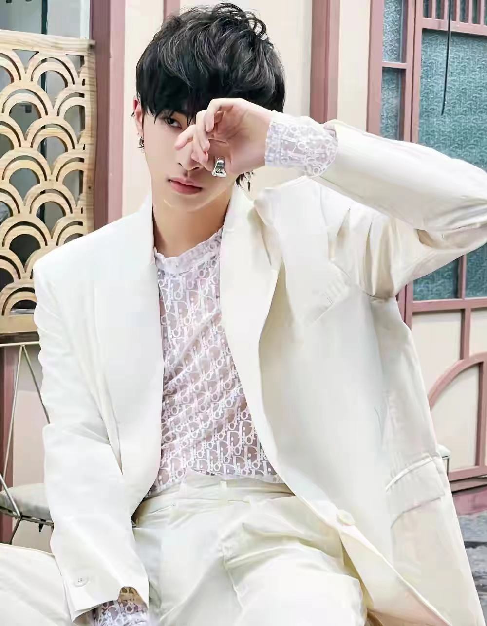 伊能静|伊能静儿子正式出道！穿露肚脐装拍片韩范足，母子俩机场高调牵手