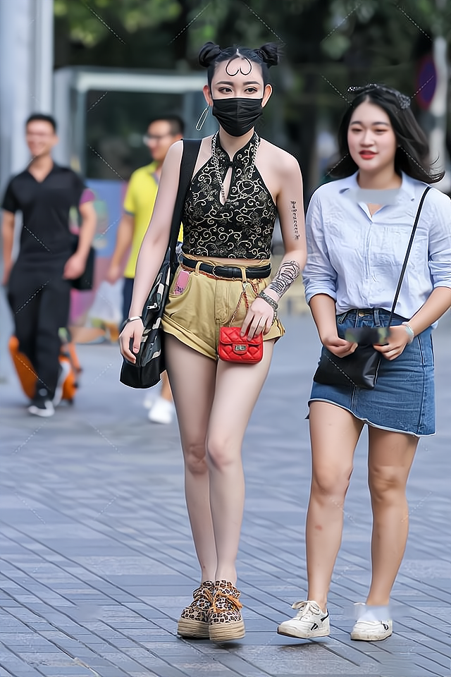 发型|旗袍款上衣配上双丸子头的发型，萝莉感十足，十分有范儿！