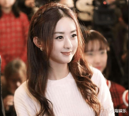 杨超越|杨超越回家为爸爸过寿，双手合十为爸爸祈愿，面对亲友低调有礼貌