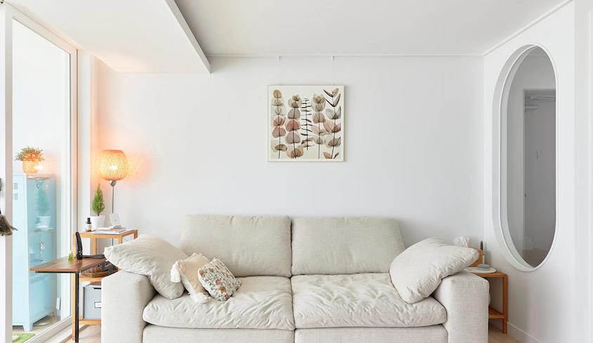 只刷白墙的家也可以很有魅力！129㎡阳台铺草坪，客厅无主灯好敞亮