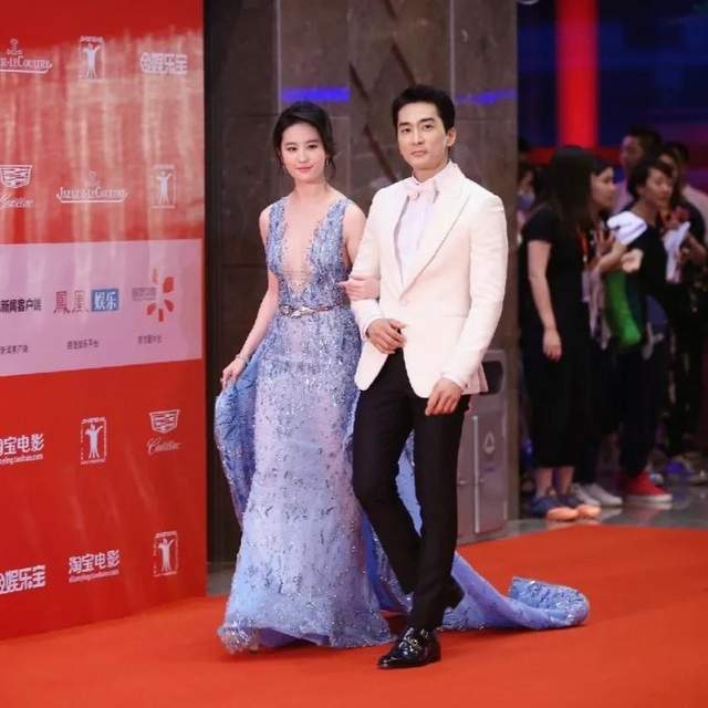 全球时尚号|34岁刘亦菲走红毯，搭配蓝色长裙礼服显性感，不愧是“仙女姐姐”