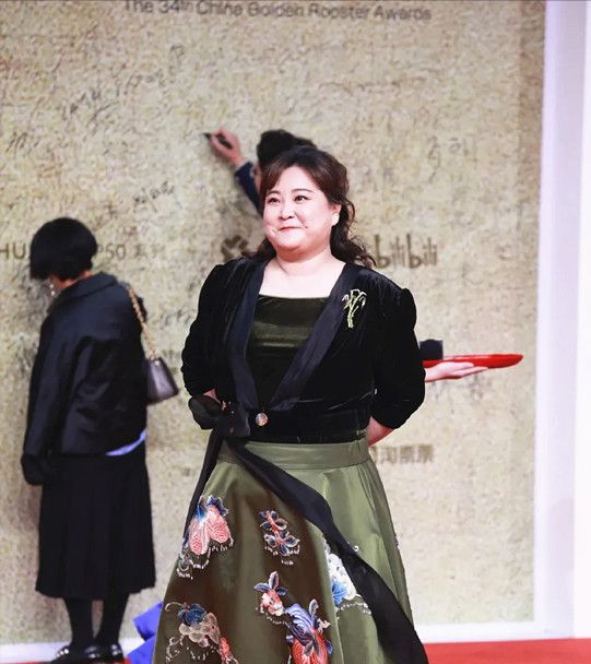 贾玲|贾玲虽胖但是会穿，红花绿裙轻松走红毯，气质碾压“影后”张小斐