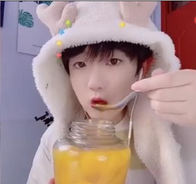 鞠婧祎|男版鞠婧祎因外形被主播吐槽，曾敷手膜妆容精致，今露出自然肤色