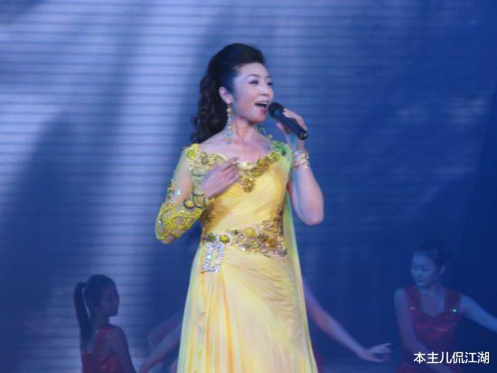 李丹阳|军旅歌手李丹阳：56岁仍未婚，没有宝宝成遗憾，和母亲生活在一起