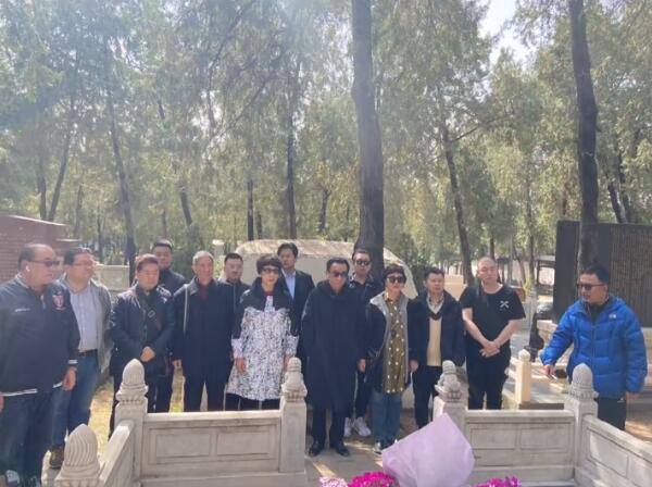 侯耀华|侯耀华“经纪人”讽刺郭德纲，众人墓碑前开心合影被质疑消费逝者