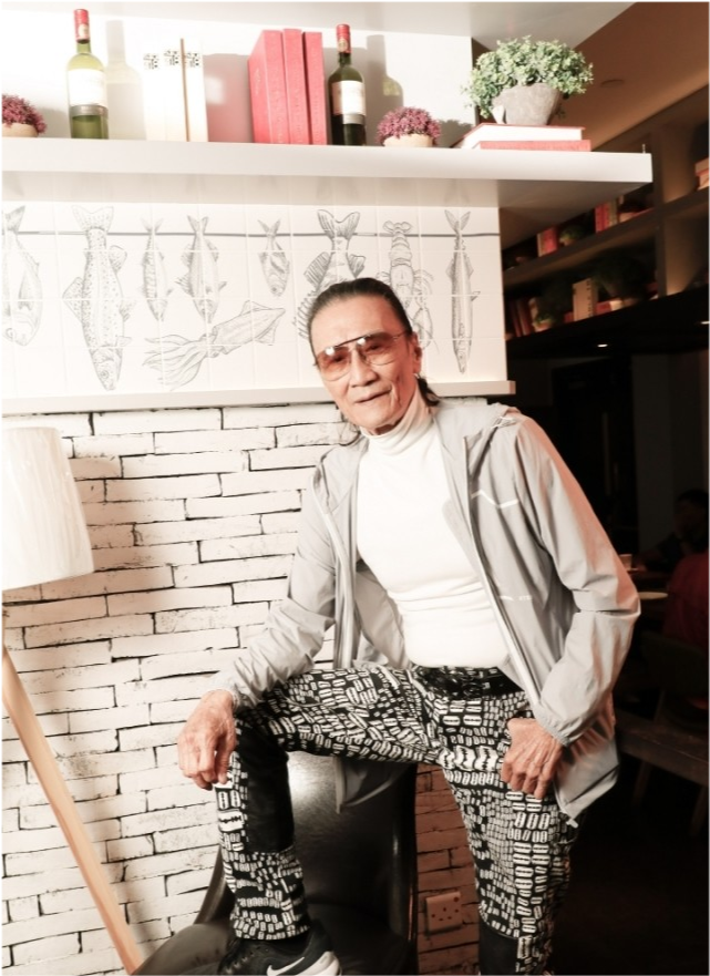 谢贤|谢贤拍新戏罕有取下墨镜，84岁真实状态曝光，一脸慈祥判若两人