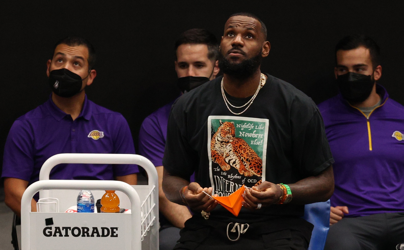 湖人队|联盟第一人,在生涯第18个赛季,正在被一层一层撕掉遮羞布