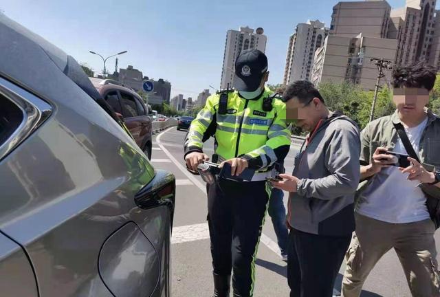 许宏杰聊生活 车辆驶出环岛要怎么打灯,注意通行规则