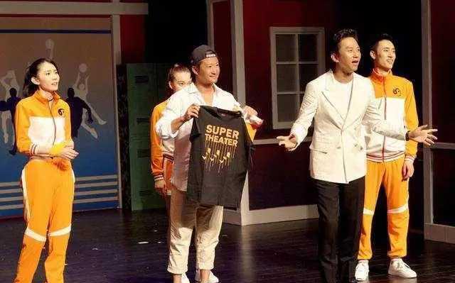 张庭|张庭被查牵一发而动全身？吴京《战狼2》补税，14位明星补税32亿