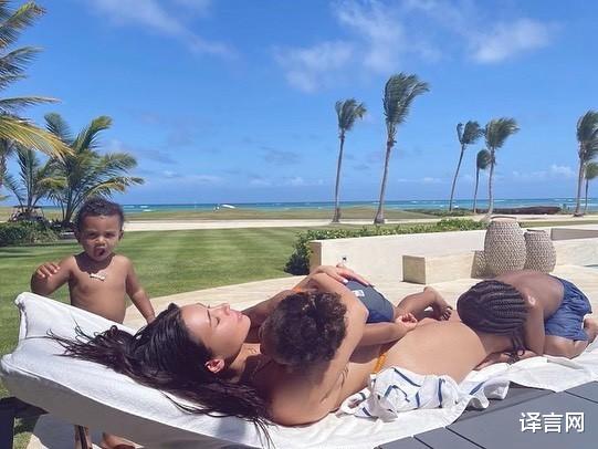 金·卡戴珊|金·卡戴珊享受碧海蓝天，被仨娃贴身环绕超满足，3岁芝加哥最粘妈妈