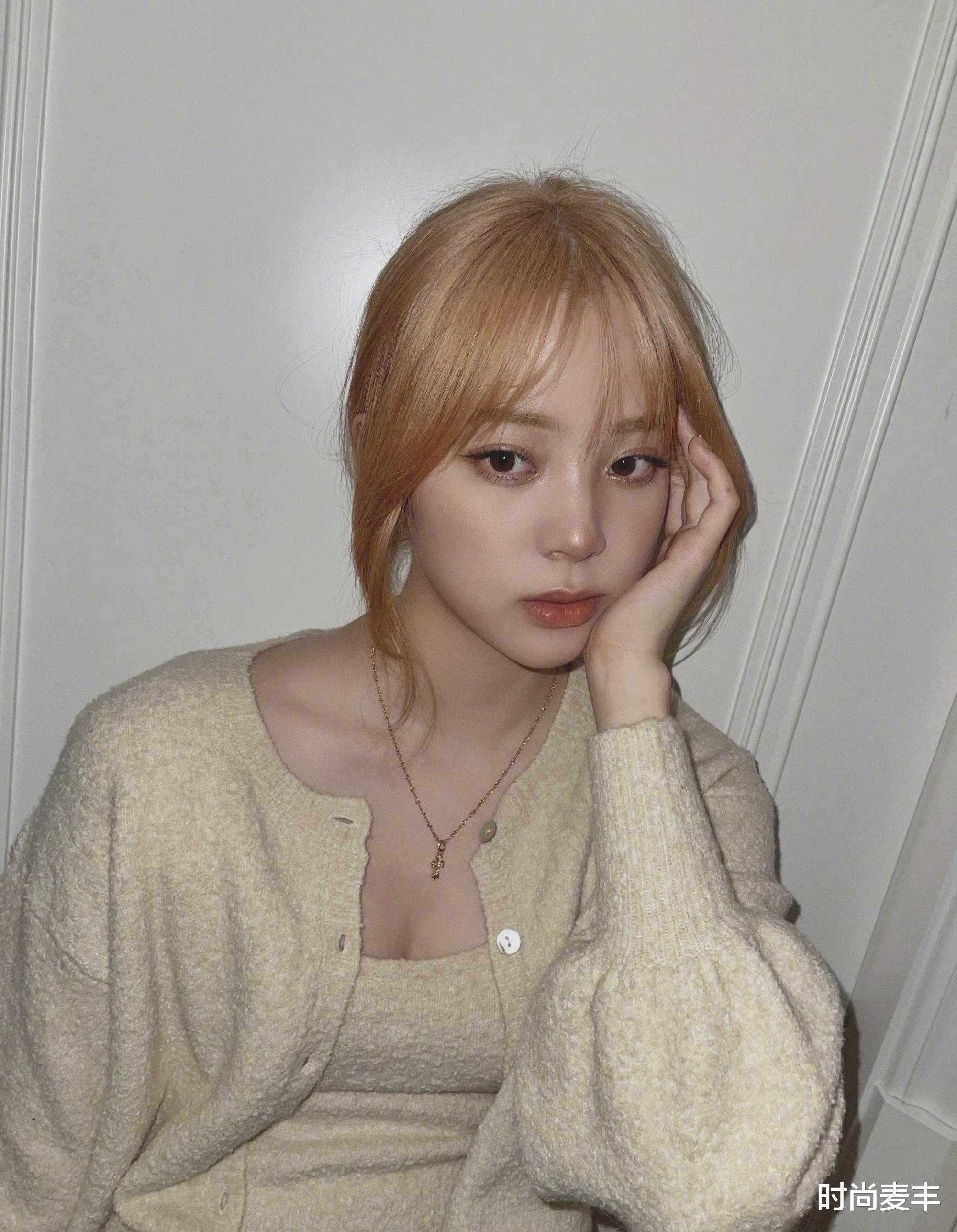 欧阳娜娜|欧阳娜娜换发色宛如换头,金色发型走女团风,卡其色针织衫秀成熟