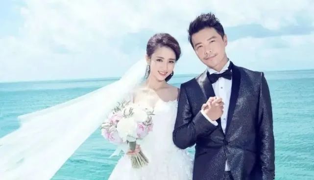 佟丽娅|有种好身材叫佟丽娅，当她穿上旗袍，凹凸感藏不住了。