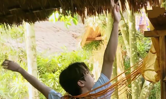 宋雨琦|Baby打扮成“野人”，脚上的鞋子成焦点，这才是对远古时代的尊重