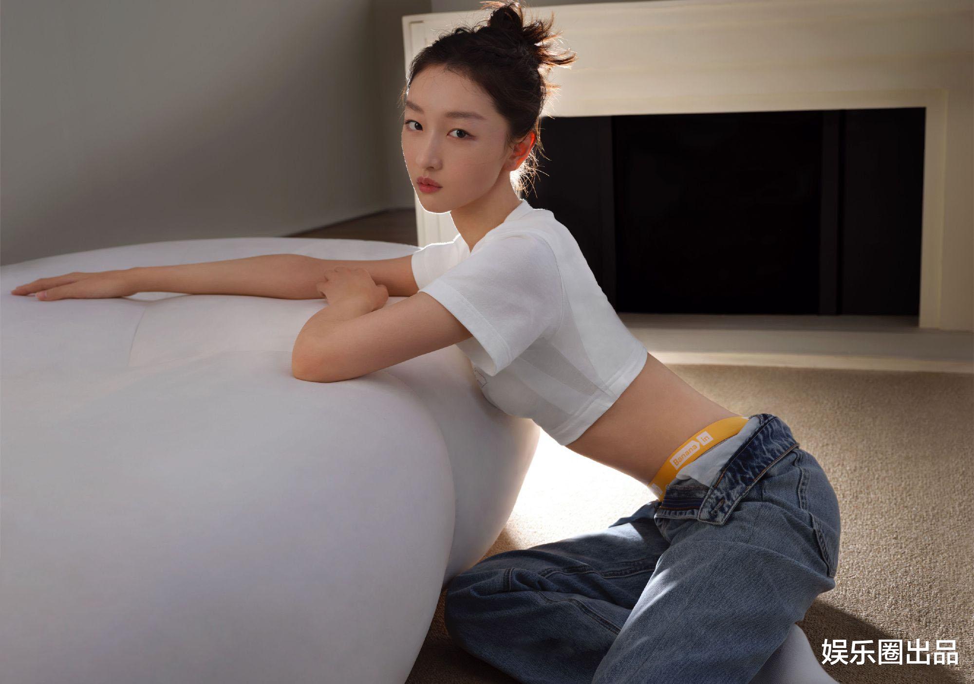 周冬雨|周冬雨穿露脐装拍代言大片，穿衣搭配太显身材，被质疑博眼球