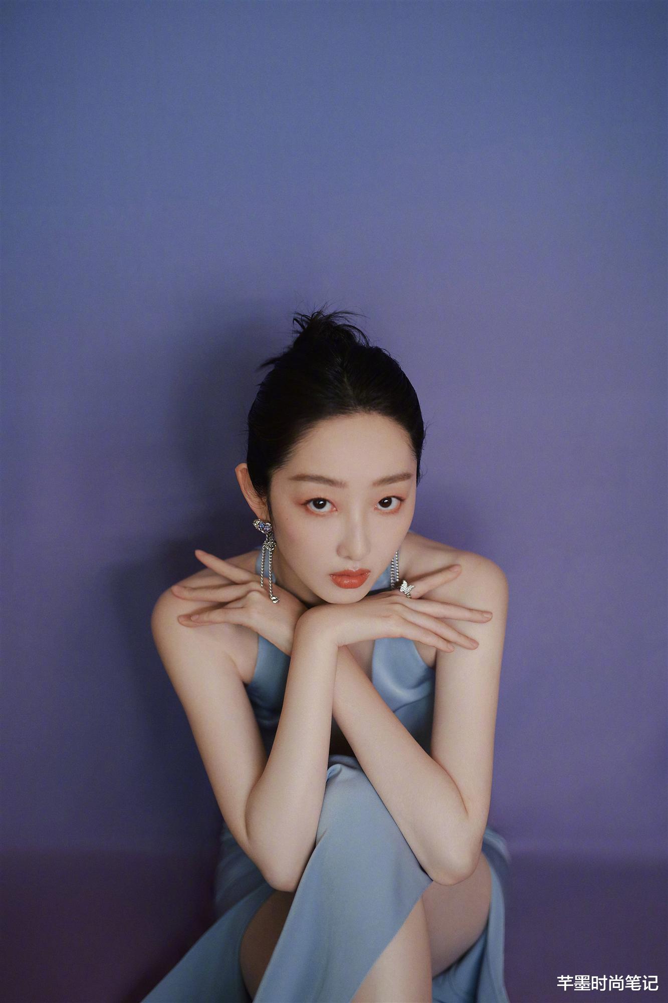 芊墨时尚笔记|蒋梦婕简直是开挂,一袭蓝色抹胸裙开叉到“腰部”,性感又撩人