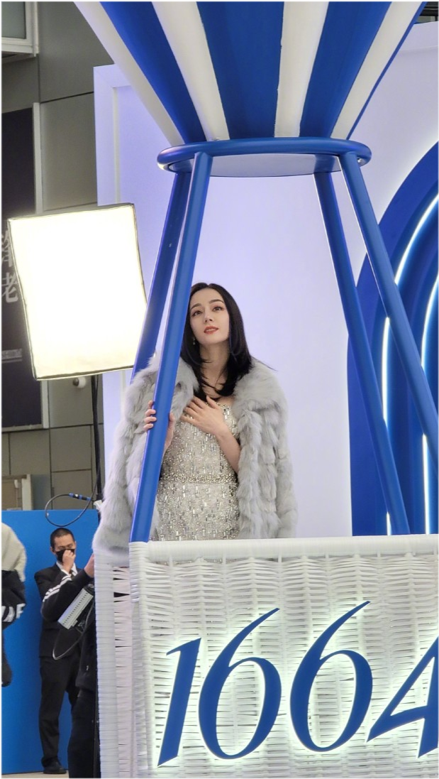 |迪丽热巴生图比精修图还美！穿貂大衣气场全开，美腿更是秀个不停