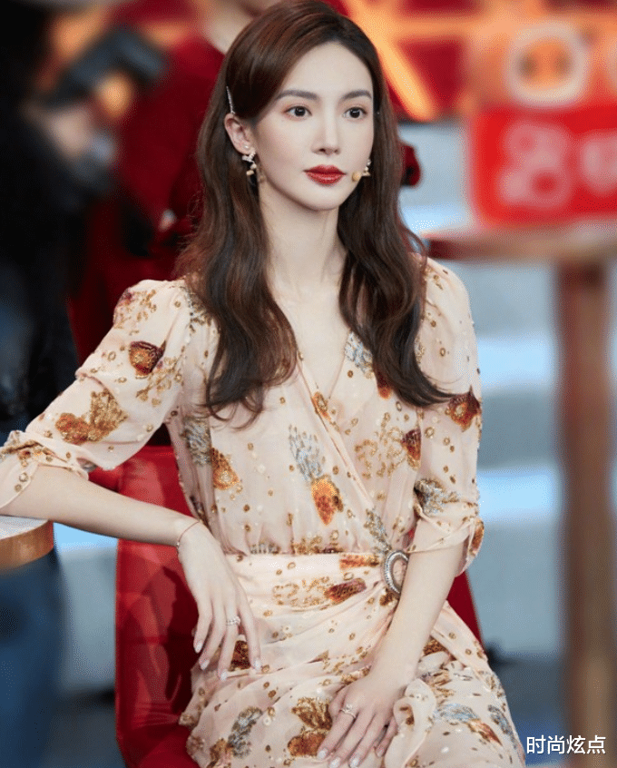 发型|金晨造型好贵气，身穿碎花长裙配栗色卷发，又一次美出新高度！