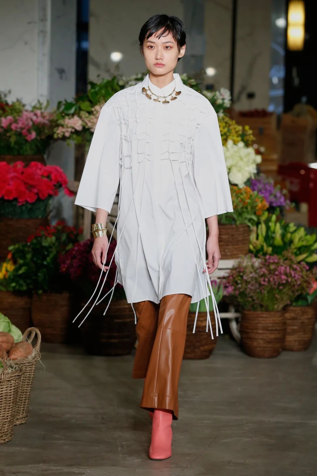 纺织服装时尚内参|Jason Wu 告诉你周末逛超市要这么穿!宽松针织毛衣搭配阔腿裤