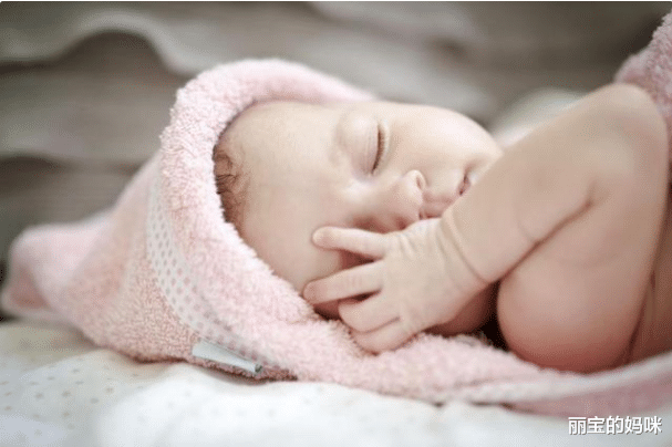 丽宝的妈咪|面对新生儿哭闹，年轻父母不用慌，找到原因后再尝试哄停小技巧