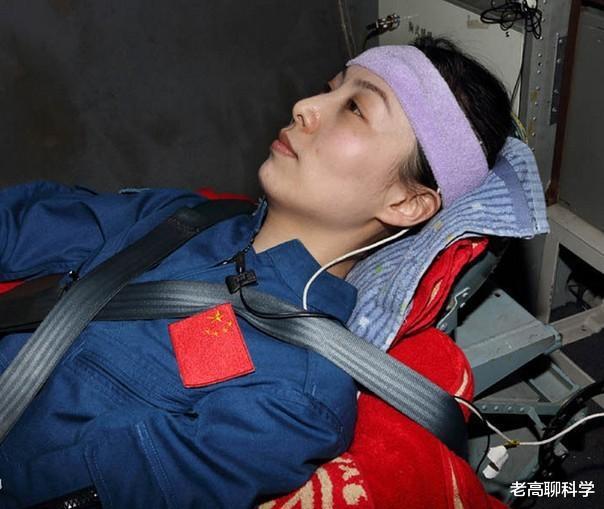 王亚平“出舱”了:差点读中专,跳伞后才害怕,承受8个G的压力!