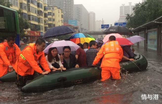 情与港|河南暴雨告诉我们，自然灾害面前人类如此渺小，但也可以很伟大