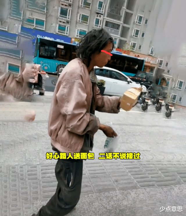 少点意思 男子在深圳街头流浪2年多,好心路人给面包,二话不说夹着就走!