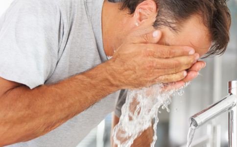 杨红聊时尚|祛痘洗面奶真的有用吗 男士祛痘补水洗面奶安利