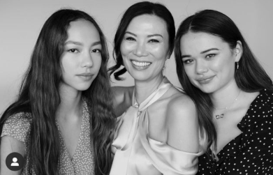 邓文迪|邓文迪大女儿晒泳装照！躺沙滩逗猫身材丰腴，手上戴金镯显富贵