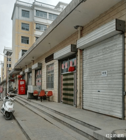 |房东眼红租户生意火，就故意涨房租，无奈之下与隔壁店铺签租，房东后悔莫及