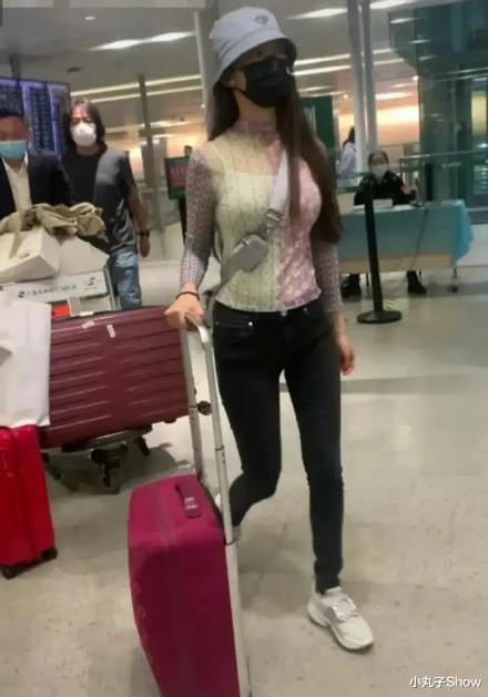 吉娜·爱丽丝|郎朗娇妻吉娜高调走机场，穿紧身衣秀3D身材，居然比产前还要苗条