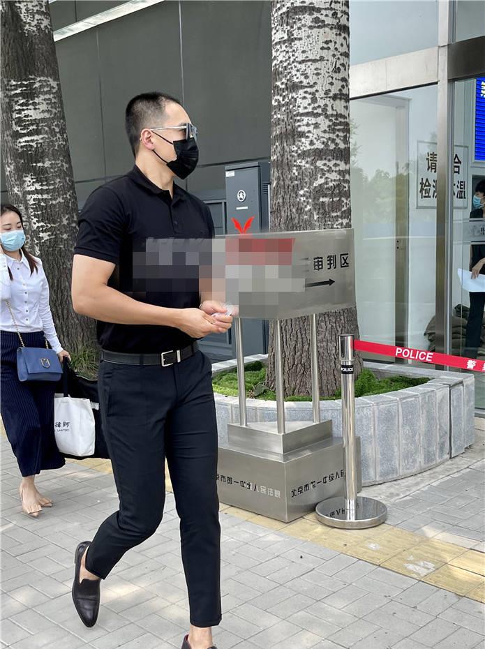 行星秘闻|高云翔一身黑衣现身法院,寸头造型发量显稀疏,自称相信法律公正