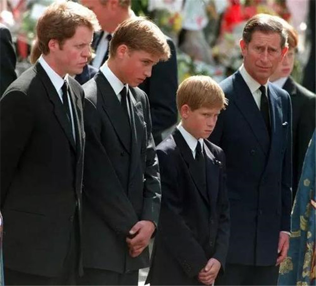 戴安娜葬禮上：16歲的威廉王子雙眼流露出仇恨，英女王面帶微笑-圖6