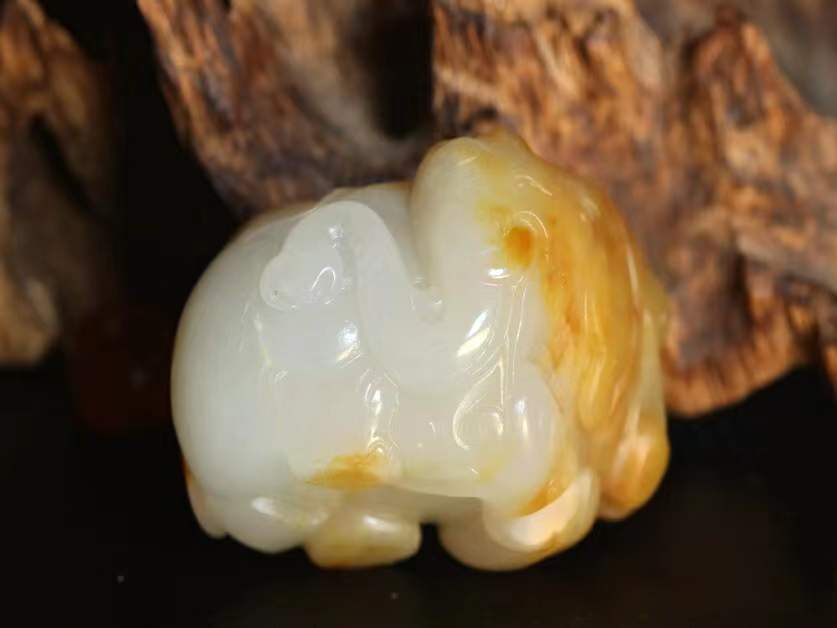 |为什么和田玉皮色籽相比光白籽会越盘越润呢？