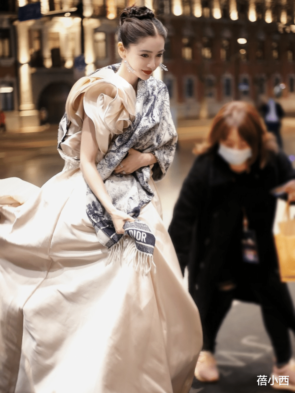 蓓小西|Angelababy杨颖人红果然气场大，穿晚礼服随便披一条披肩，很高级