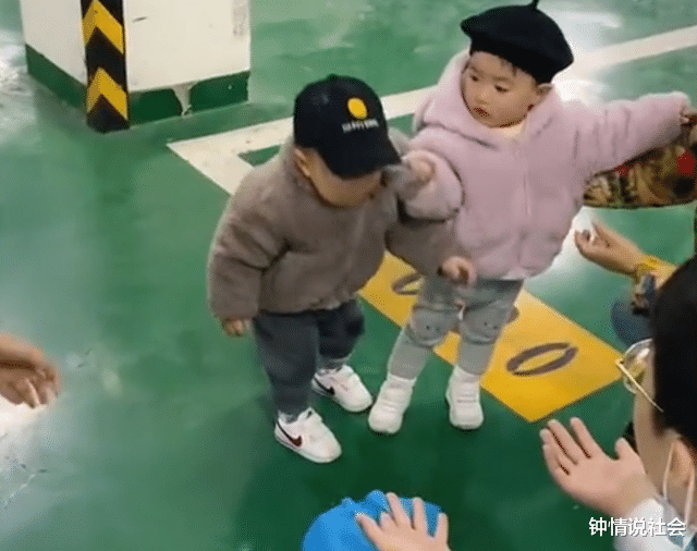 医生|重庆一龙凤胎兄妹第一次知道爸爸是医生，见穿白大褂爸爸反应绝了