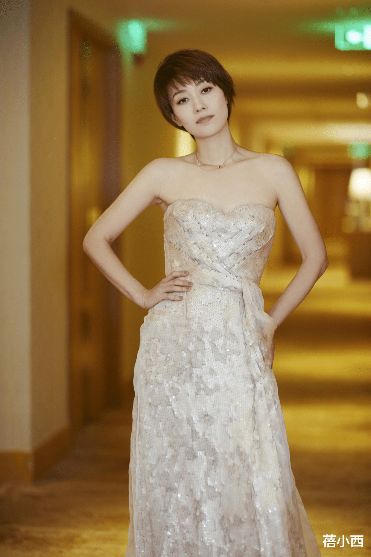 穿衣搭配|马伊琍罕见扎起马尾，戴英文墨镜穿毛衣，没有刘海气场更有国际范