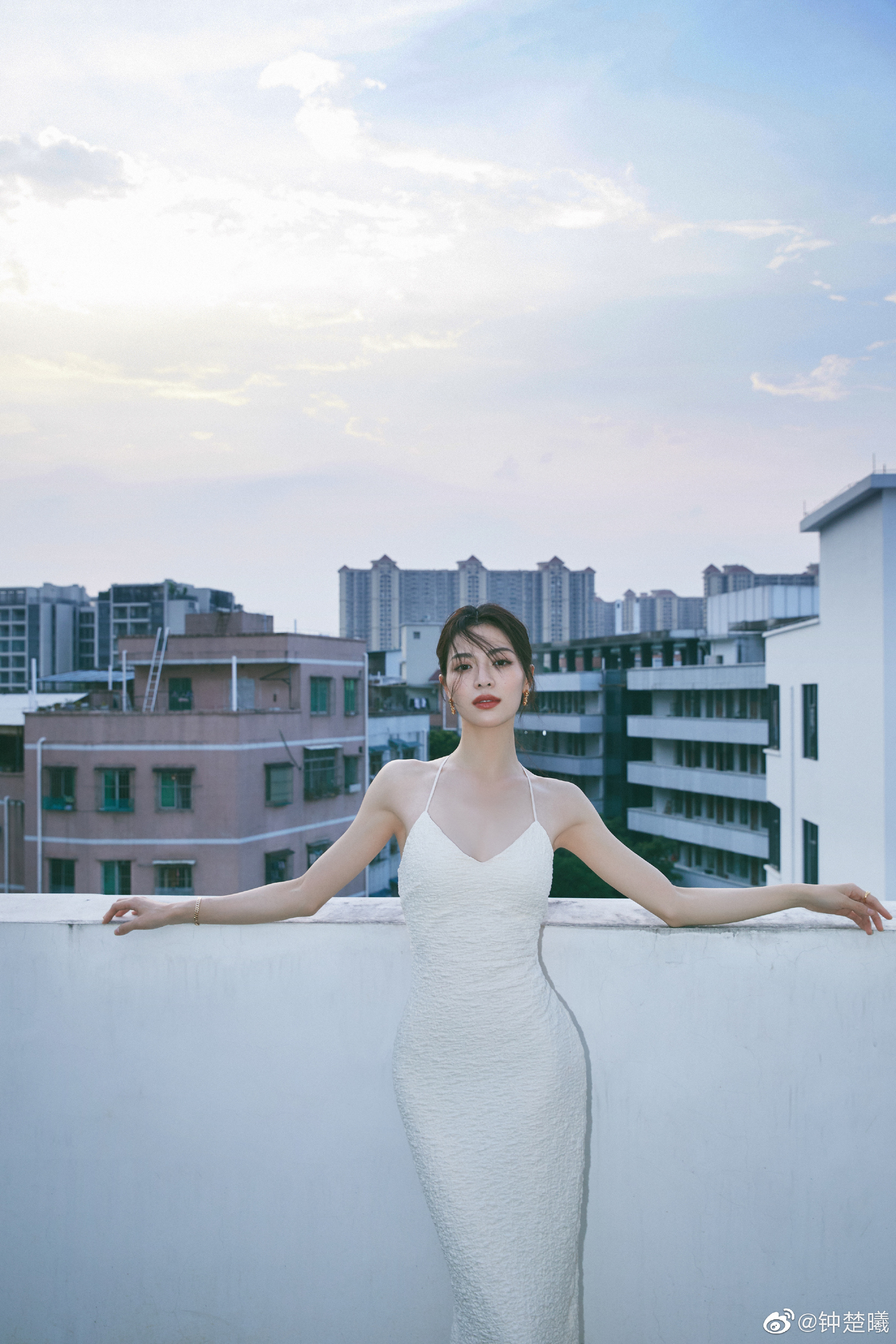 韩国娱乐|钟楚曦现身楼顶拍大片，身穿白色吊带长裙超养眼，网友：绝绝子！