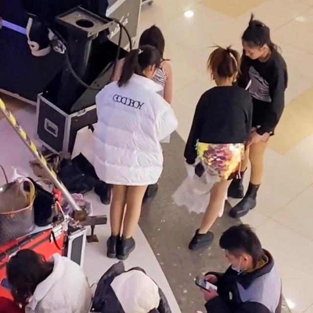 山东:男子偶遇美女换衣服,赶紧拿出高考都舍不得用的眼镜欣赏