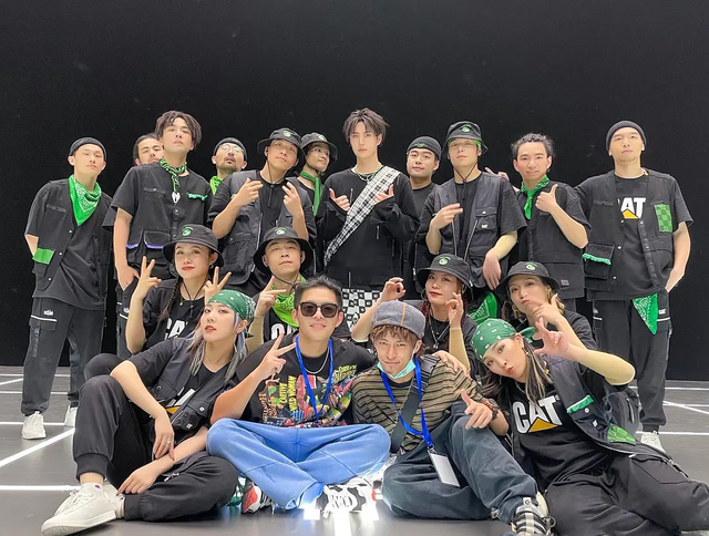 张艺兴|《街舞4》变“这就是熬夜”，张艺兴累倒在后台，王一博哈欠连天