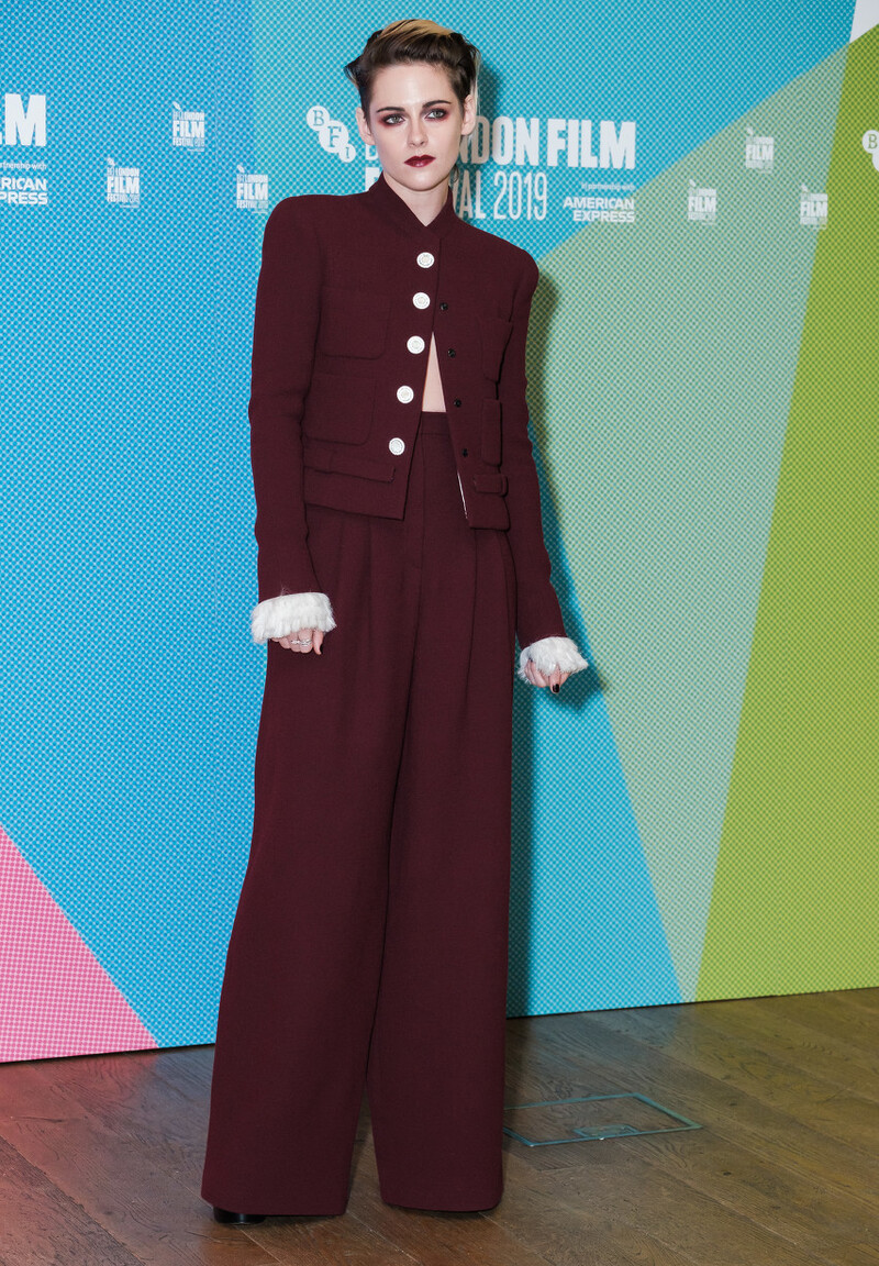 穿衣搭配|《暮光之城》女主短发更有韵味，时尚穿搭帅气迷人，让人羡慕