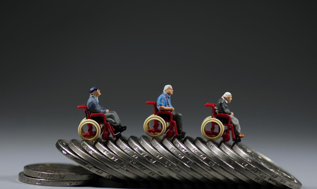 养老金 60周岁没有养老金，只有30万存款，够养老吗？