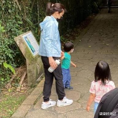 庾澄庆|庾澄庆首晒一家四口，46岁娇妻扎高马尾活力满满，一双儿女超萌