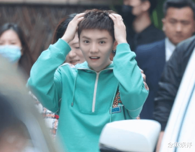 林志玲|鹿晗生图照被曝光，与超模刘雯同框看秀，短发配黑皮衣尽显硬汉范