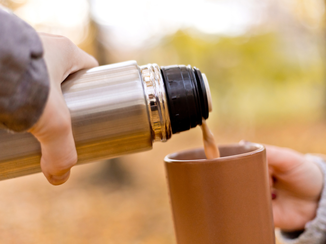 19种保温杯遭央视曝光!重金属超标热水进“毒水”出,家长需谨慎